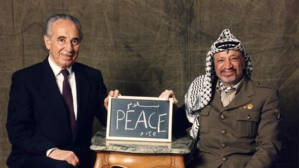 L'Israélien Shimon Peres et le Palestinien Yasser Arafat sont pris en photo à Stockholm, où ils viennent recevoir le prix Nobel de la paix, le 12 décembre 1994. (CLAES L?FGREN)
