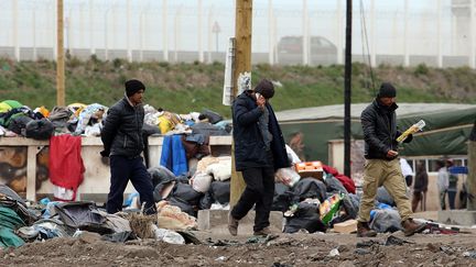 Des migrants téléphonent depuis la "jungle" de Calais (Nord-Pas-de-Calais), le 5 avril 2016. (MAXPPP)