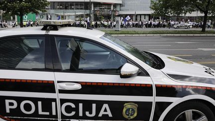 Un véhicule de police à Sarajevo, en Bosnie-Herzégovine, le 1er mai 2024. (SAMIR JORDAMOVIC / ANADOLU / AFP)