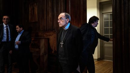 Le cardinal Philippe Barbarin arrive à une conférence de presse au diocèse de Lyon, le 30 janvier 2020, après sa relaxe. (JEFF PACHOUD / AFP)