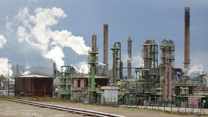 La raffinerie Petroplus de Petit-Couronne (Seine-Maritime), le 5 novembre 2012. (CHARLY TRIBALLEAU / AFP)