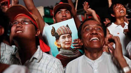 Des partisans de la NLD (Ligue nationale pour la d&eacute;mocratie), le parti fond&eacute; et dirig&eacute; par&nbsp;Aung San Suu Kyi attendent le r&eacute;sultat des &eacute;lections l&eacute;gislatives partielles &agrave; Rangoun (Birmanie), le 1er avril 2012. (VINCENZO FLORAMO / EIDON / MAXPPP)