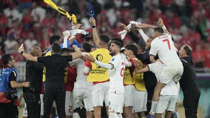 Le Maroc à la folie. Après leur victoire (2-1) contre le Canada, le 1er décembre 2022, les Lions de l’Atlas d’Hakim Ziyech célèbrent leur première place surprise du groupe F. (FAREED KOTB / AFP)