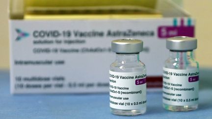 Deux doses de&nbsp;Vaxzevria, le vaccin contre le Covid-19 de la société&nbsp;AstraZeneca. (JOAN VALLS/URBANANDSPORT / NURPHOTO / AFP)