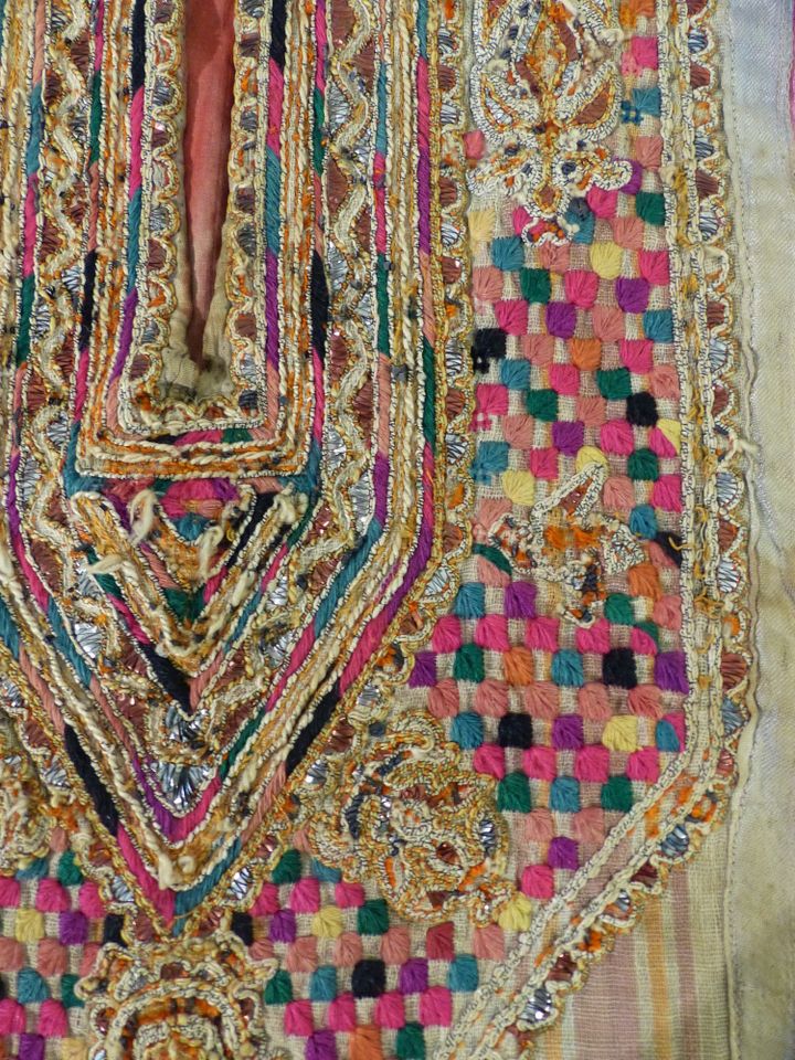 Mains brodeuses, Textiles du monde : détail d'une chemise de mariée, Tunisie
 (Musée de la Chemiserie)