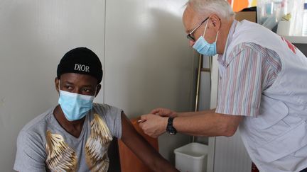 Une vaccination à la permanence de Médecins sans frontières, le 28 juillet 2021 à Paris. (PAOLO PHILIPPE / FRANCEINFO)