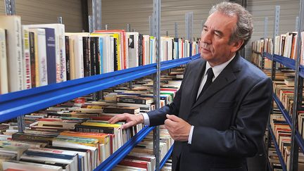 Fran&ccedil;ois Bayrou, candidat aux l&eacute;gislatives dans les Pyr&eacute;n&eacute;es Atlantiques, visite une boutique Emma&uuml;s &agrave; Lescar-Pau, le 22 mai 2012. (PIERRE ANDRIEU / AFP)