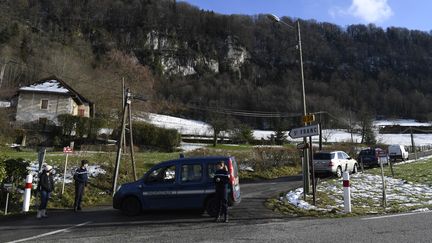 Des gendarmes bloquent l'accès au lieu des recherches du corps de Maëlys, le 14 février 2018, près de Saint-Franc (Savoie). (PHILIPPE DESMAZES / AFP)