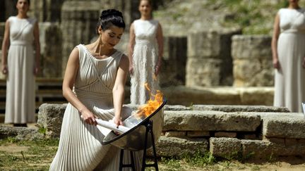 L'actrice grecque Thali Prokopiou allume la flamme olympique, le 25 mars 2004, juste avant les JO d'&eacute;t&eacute; organis&eacute;s &agrave; Ath&egrave;nes (Gr&egrave;ce). &nbsp; (ARIS MESSINIS / AFP)