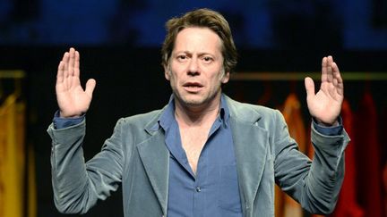 Mathieu Amalric est l'un des signataires de l'appel des artistes contre l'effritement du réseau culturel français. Sur cette photo,  il joue dans "Le moral des ménages" au théâtre Bastille, en octobre 2014.
 (Bertrand Guay / AFP)