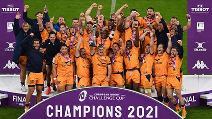 Le capitaine de Montpellier Guilhem Guirado soulève le trophée de la Challenge Cup remportée par son équipe contre Leicester, à Twickenham (Londres), vendredi 21 mai 2021. (GLYN KIRK / AFP)