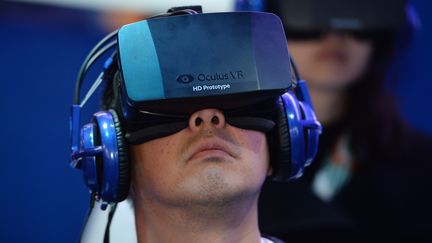 Un casque de réalité virtuelle "Oculus Rift". (ROBYN BECK / AFP)