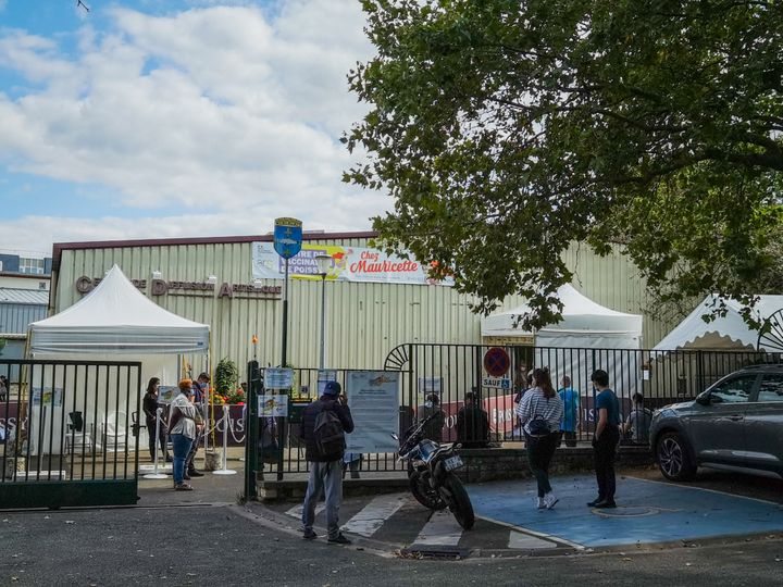 File d'attente devant le centre de vaccination Covid-19, à Poissy dans les Yvelines. (JEAN-FRANÇOIS FERNANDEZ / FRANCE-INFO)