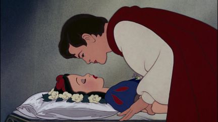 La scène du baiser du prince charmant dans le films "Blanche-Neige et les sept&nbsp;nains" de Walt Disney (1937). (WALT DISNEY PRODUCTIONS / COLLECTION CHRISTOPHEL VIA AFP)