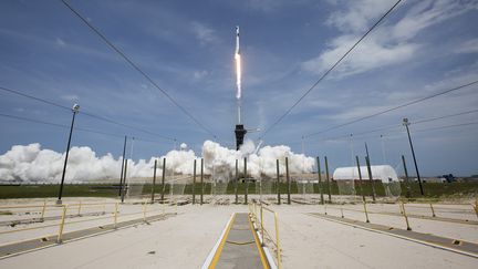 La fusée Falcon-9 de la société SpaceX a décollé du centre spatial Kennedy en Floride, le 30 mai 2020. (BILL INGALLS / NASA / AFP)