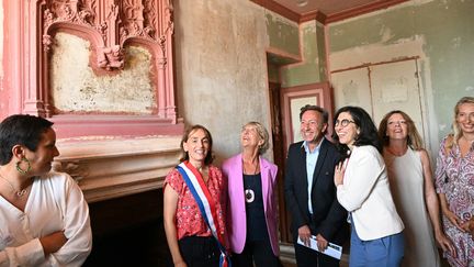 Stéphane Bern et la Ministre de la Culture Rima Abdul Malak visite le Château de Maison Blanche à Gagny en août 2022 (EMMANUEL DUNAND / AFP)