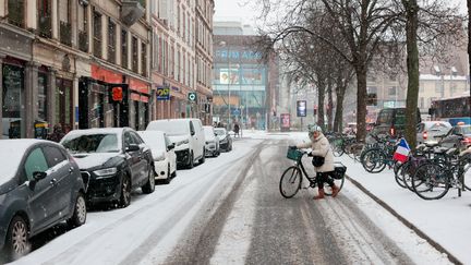 Une femme dans une rue enneigée de Strasbourg (Bas-Rhin), le 14 décembre 2022. (ABDESSLAM MIRDASS / HANS LUCAS / AFP)