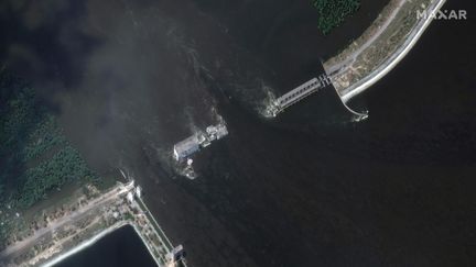 Une image satellite du barrage de Kakhovka (Ukraine), le 7 juin 2023, après sa destruction. (MAXAR TECHNOLOGIES / AFP)