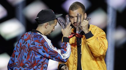 Les chanteurs BigFlo et Oli reçoivent leurs trophées lors des Victoires de la musique, le 8 février 2019. (THOMAS SAMSON / AFP)