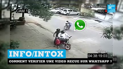 Deux hommes&nbsp;sur une moto sont sur le point d'enlever l'enfant avec une veste rouge... La vidéo a circulé sur WhatsApp en Inde pour tirer la sonnette d'alarme sur de supposés enlèvements d'enfants. Mais elle était fausse. (FRANCE 24)