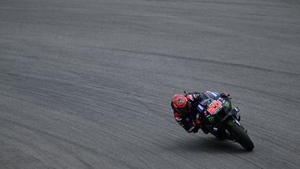 Fabio Quartararo a su réaliser un début de course parfait, sur le circuit de Portimao lors du GP du Portugal, le 24 avril 2022. (PATRICIA DE MELO MOREIRA / AFP)