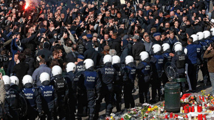 &nbsp; (Les hooligans ont été repoussés par les forces de l'ordre © REUTERS/Yves Herman)