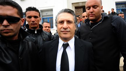 Le patron de la cha&icirc;ne de t&eacute;l&eacute;vision Nessma TV, Nabil Karoui, sort du tribunal &agrave; Tunis (Tunisie), le 19 avril 2012. (FETHI BELAID / AFP)