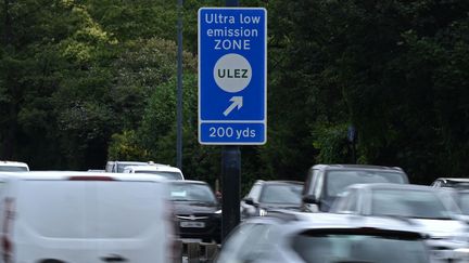 Un panneau indiquant la zone à émissions ultra-faibles (ULEZ) près de Hanger Lane, dans l'ouest de Londres, le 22 juillet 2023. (JUSTIN TALLIS / AFP)