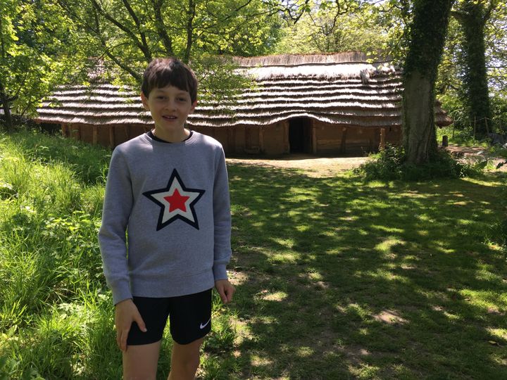 Florian nous fait visiter le site préhistorique de La Hougue Bie, à Jersey. (INGRID POHU / RADIO FRANCE)