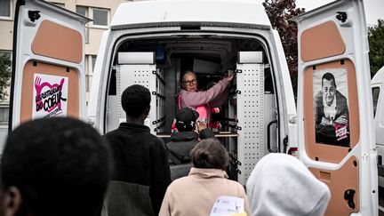 Des personnes lors d'une distribution alimentaire des Restos du coeur, le 7 novembre 2024 à Caen (Calvados). (MARTIN ROCHE / MAXPPP)