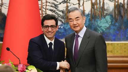 Le ministre des Affaires étrangères, Stéphane Séjourné, échange une poignée de main avec son homologue chinois, Wang Yi, le 1er avril 2024, à Pékin (Chine). (KEN ISHII / AFP)