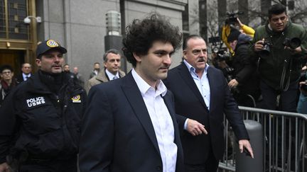 Sam Bankman-Fried quitte le tribunal de New York, le 3 janvier 2023. (FATIH AKTAS / ANADOLU AGENCY / AFP)