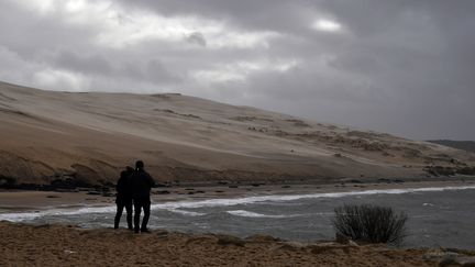 Deux personnes sur la dune du Pilat à Arcachon, en Gironde, le 29 janvier 2019. (GEORGES GOBET / AFP)