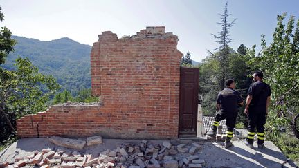 Des pompiers dans les ruines du village de Pescara del Tronto (Italie), le 26 août 2016. (MAX ROSSI / REUTERS)