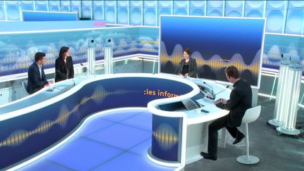 Tous les jours, les informés débattent de l'actualité autour de Céline Asselot et Renaud Dély. (FRANCEINFO / RADIOFRANCE)