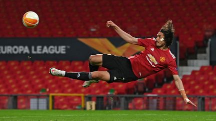 Edinson Cavani s'envole face à l'AS Rome. (PAUL ELLIS / AFP)