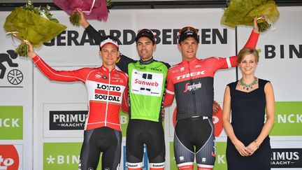 Le Néerlandais Tom Dumoulin (Sunweb, en vert) remporte le BinckBank Tour devant les Belges Tim Wellens (Lotto-Soudal, à gauche) et Jasper Stuyven (Trek, à droite). (DAVID STOCKMAN / BELGA MAG)