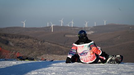 Un snowboarder sur les pentes du Genting Snow park, le 21 décembre 2021. (WANG ZHAO / AFP)