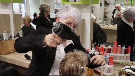 Moselle : à 68 ans, une nouvelle carrière de coiffeuse pour une ancienne vendeuse (France 2)