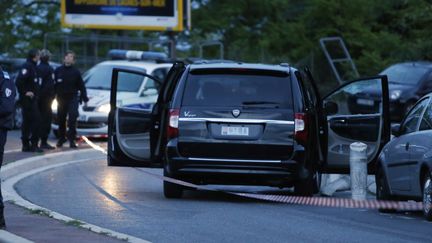 La police enqu&ecirc;te sur la sc&egrave;ne de la fusillade qui a caus&eacute; la mort d'H&eacute;l&egrave;ne Pastor,&nbsp;devant un h&ocirc;pital de Nice (Alpes-Maritimes), le 6 mai 2014. (VALERY HACHE / AFP)