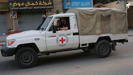 An International Committee of the Red Cross (ICRC) vehicle drives through the streets of Gaza City on November 13, 2023. (ASHRAF AMRA / ANADOLU)