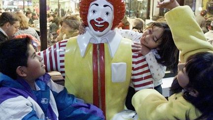 En novembre 2002, au lieu de demander des jouets, des enfants boliviens avaient écrit au père-Noël pour lui demander d'empêcher la fermeture de McDonalds. (REUTERS/David Mercado)