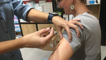 Une pharmacienne de Clermont-Ferrand vaccine contre la grippe, le 16 octobre 2018. (CLAUDIE HAMON / FRANCE BLEU PAYS D’AUVERGNE / RADIO FRANCE)