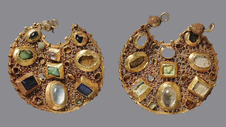 Une paire de boucles d'oreilles remarquablement bien conservée a été retrouvée par hasard, au détecteur de métaux, dans le nord de l'Allemagne. (ALSH 2023 Portail national du Schleswig-Holstein)