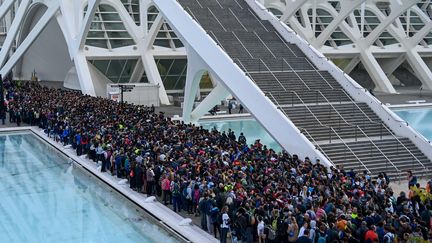 Des volontaires continuent de se rassembler, samedi, à la Cité des arts et des sciences de Valence avant de se diriger vers les localités les plus touchées par les inondations. (JOSE JORDAN / AFP)