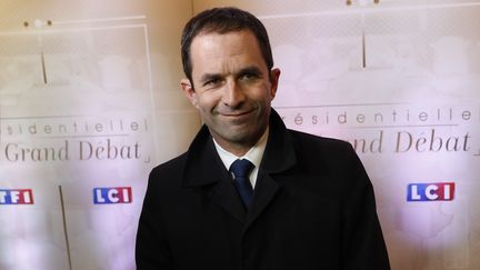 Benoît Hamon arrive pour participer au débat organisé entre cinq candidats à l'élection présidentielle, le 20 mars 2017 sur TF1. (PATRICK KOVARIK / AFP)