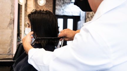 Un salon de coiffure dans le 17e arrondissement de Paris. (Illustration) (ALEXIS SCIARD  / MAXPPP)