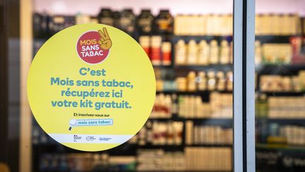 Campagne de promotion pour le mois sans tabac qui commence le 1er novembre 2023, sur la devanture d'une pharmacie à Paris. (ANTOINE BOUREAU / HANS LUCAS)