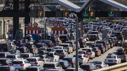 Des automobilistes dans la circulation, à proximité du péage de Chignin (Savoie), sur l'A43, le 22 février 2020.&nbsp; (MAXPPP)