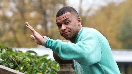 Le capitaine de l'équipe de France, Kylian Mbappé, à son arrivée à Clairefontaine (Yvelines), le 13 novembre 2023. (FRANCK FIFE / AFP)